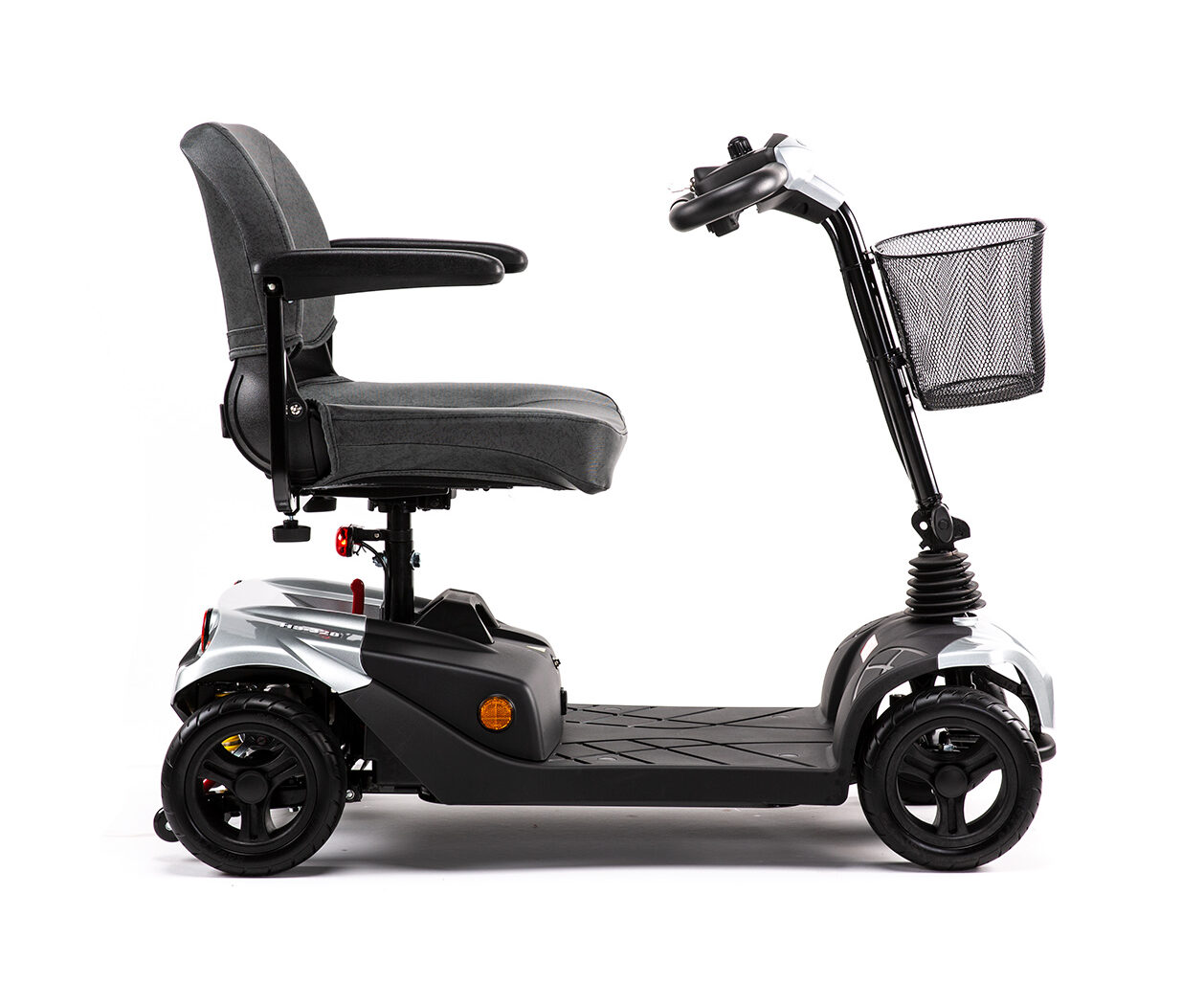 Liten promenadscooter med 4 hjul och varukorg. HS-328 i silver från sidan.