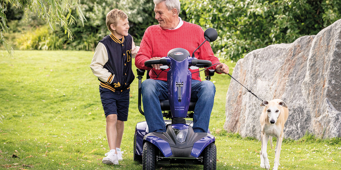Äldre man på en blå HS 520 promenadskoter med 4 hjul. Återförsäljare över hela Sverige